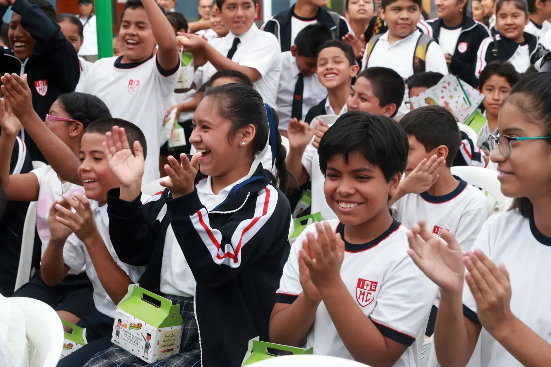 Escolares durante la ceremonia de lanzamiento de la Semana Nacional de Frutas y Verduras, en la Institución educativa emblemática Melitón Carvajal . Foto: ANDINA/Norman Córdova