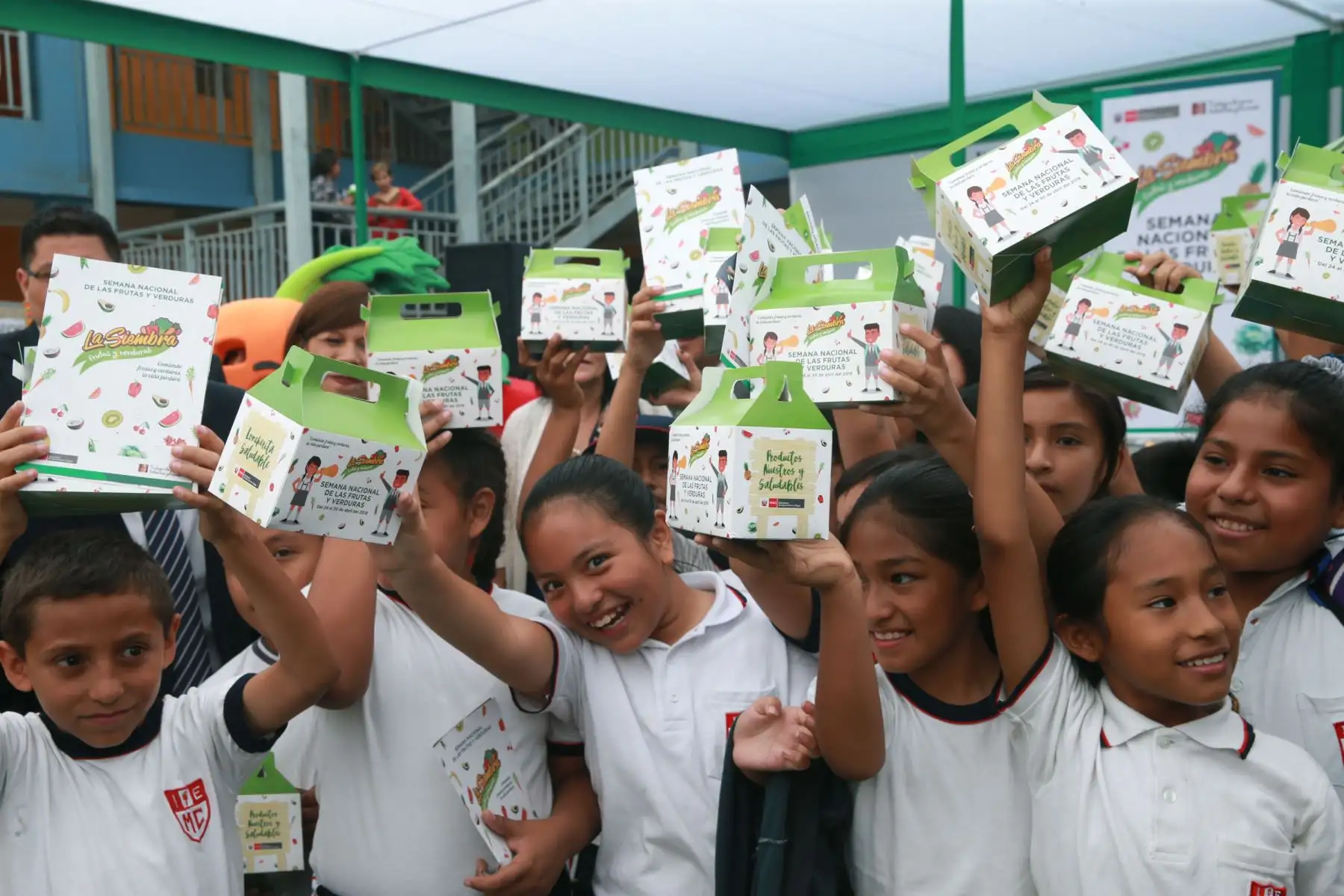 Escolares muestran sus loncheras saludables, en el lanzamiento de la Semana Nacional de Frutas y Verduras, en la Institución educativa emblemática Melitón Carvajal . Foto: ANDINA/Norman Córdova