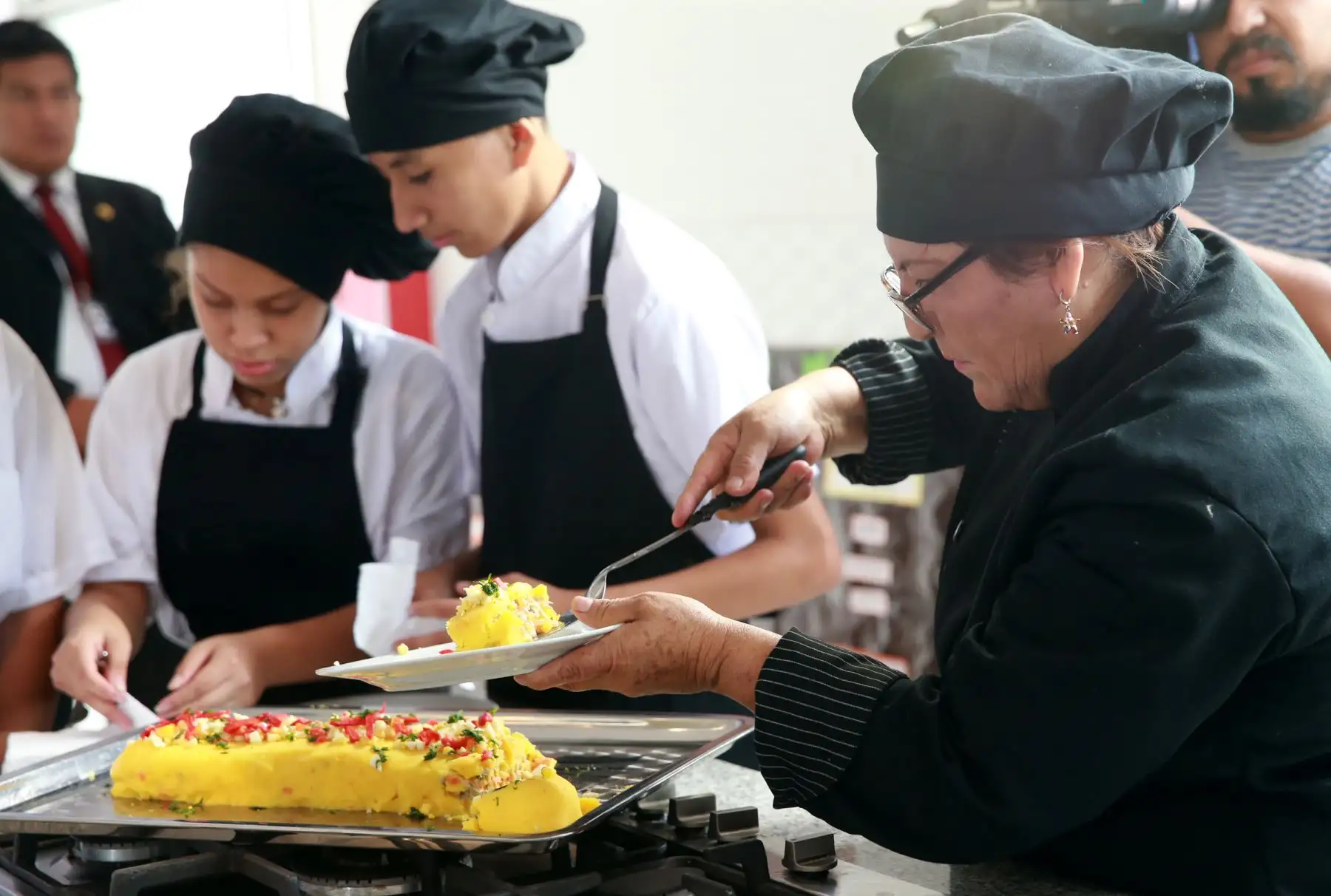 Escolares preparán causa  rellena en el lanzamiento de la Semana Nacional de Frutas y Verduras, en la Institución educativa emblemática Melitón Carvajal . Foto: ANDINA/Norman Córdova