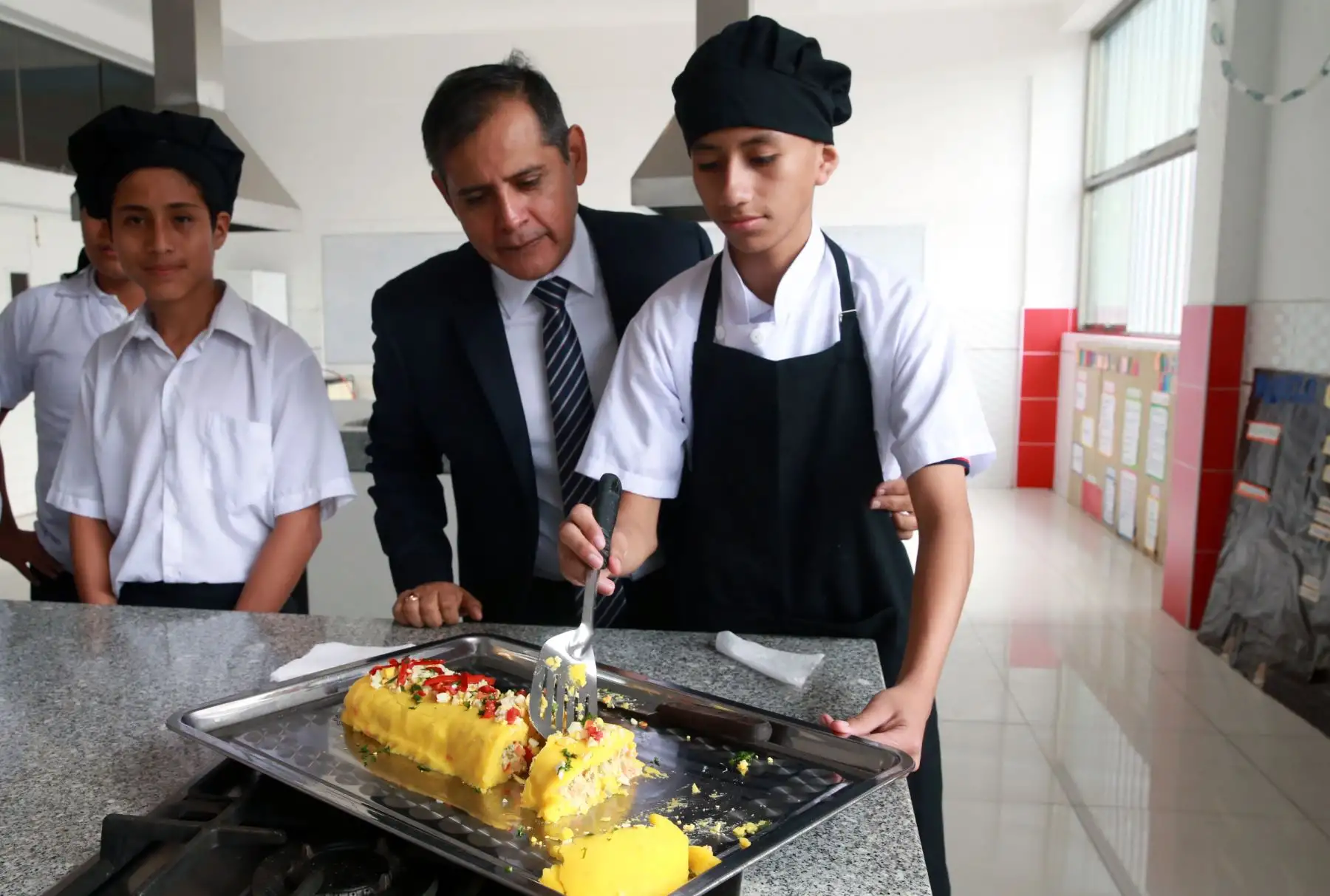 El Ministro de Agricultura Gustavo Mostajo, encabeza ceremonia de lanzamiento de la Semana Nacional de Frutas y Verduras, en la Institución educativa emblemática Melitón Carvajal . Foto: ANDINA/Norman Córdova