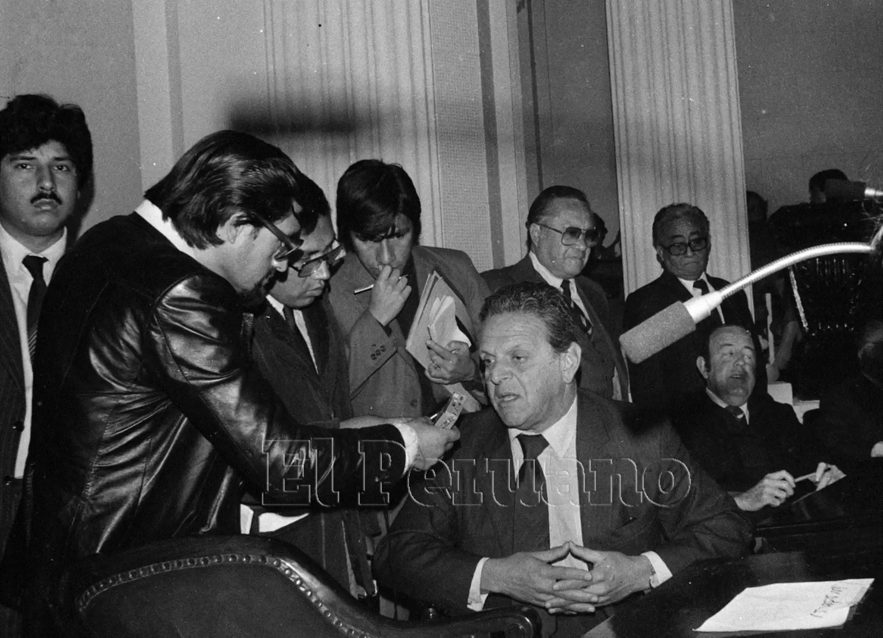 Lima - 12 julio 1985. El senador Felipe Osterling Parodi declara a la prensa.