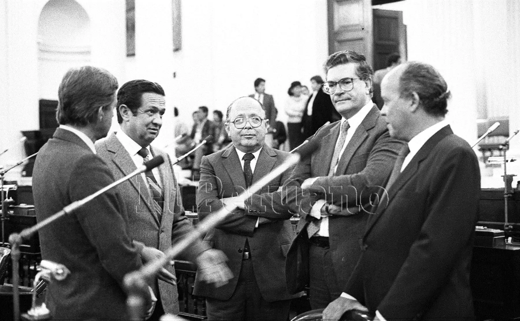 Lima - 12 julio 1990. Senadores Raúl Ferrero, Juan Inchaústegui, Miguel Alvear, entre otros, durante la instalación de la Junta Preparatoria de la Cámara de Senadores.