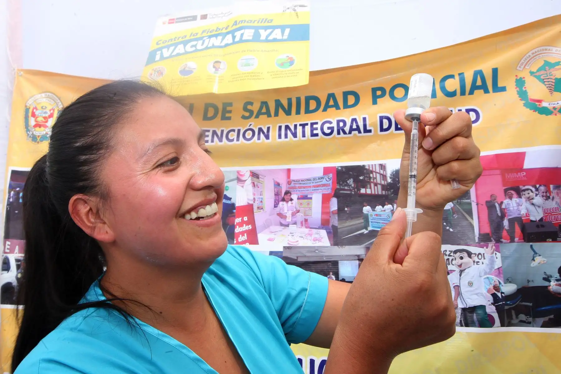 La viceministra de Salud Pública, María del Carmen Calle Dávila y un grupo de especialistas del Ministerio de Salud participaron en la jornada de vacunación gratuita en el distrito de San Juan de Lurigancho. Foto: ANDINA/Héctor Vinces.