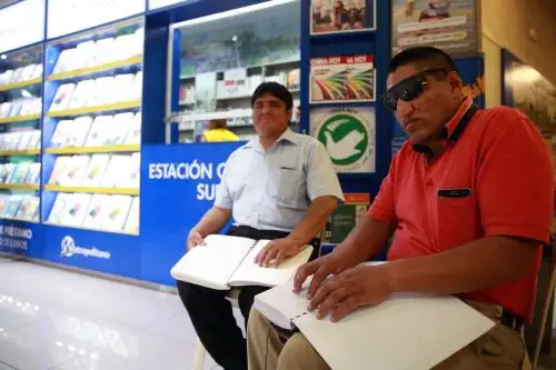 Libros en Braille se ofrecen en El Metropolitano. Foto: ANDINA/Vidal Tarqui