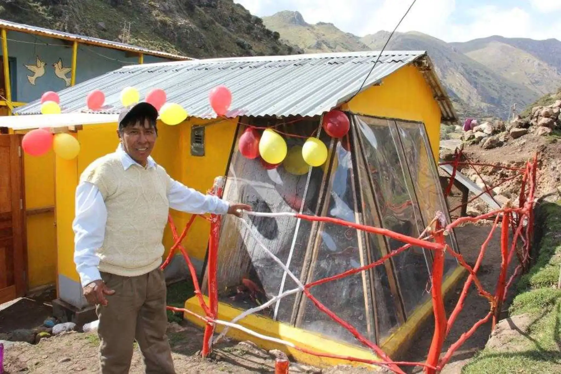 En las localidades de Yanaututo y Totorapampa las familias ahora están más protegidas de las heladas, porque sus viviendas han sido acondicionadas por el proyecto Mi Abrigo, utilizando tecnologías que aprovechan la energía solar para generar calor y aumentar la temperatura hasta en 15 grados centígrados.