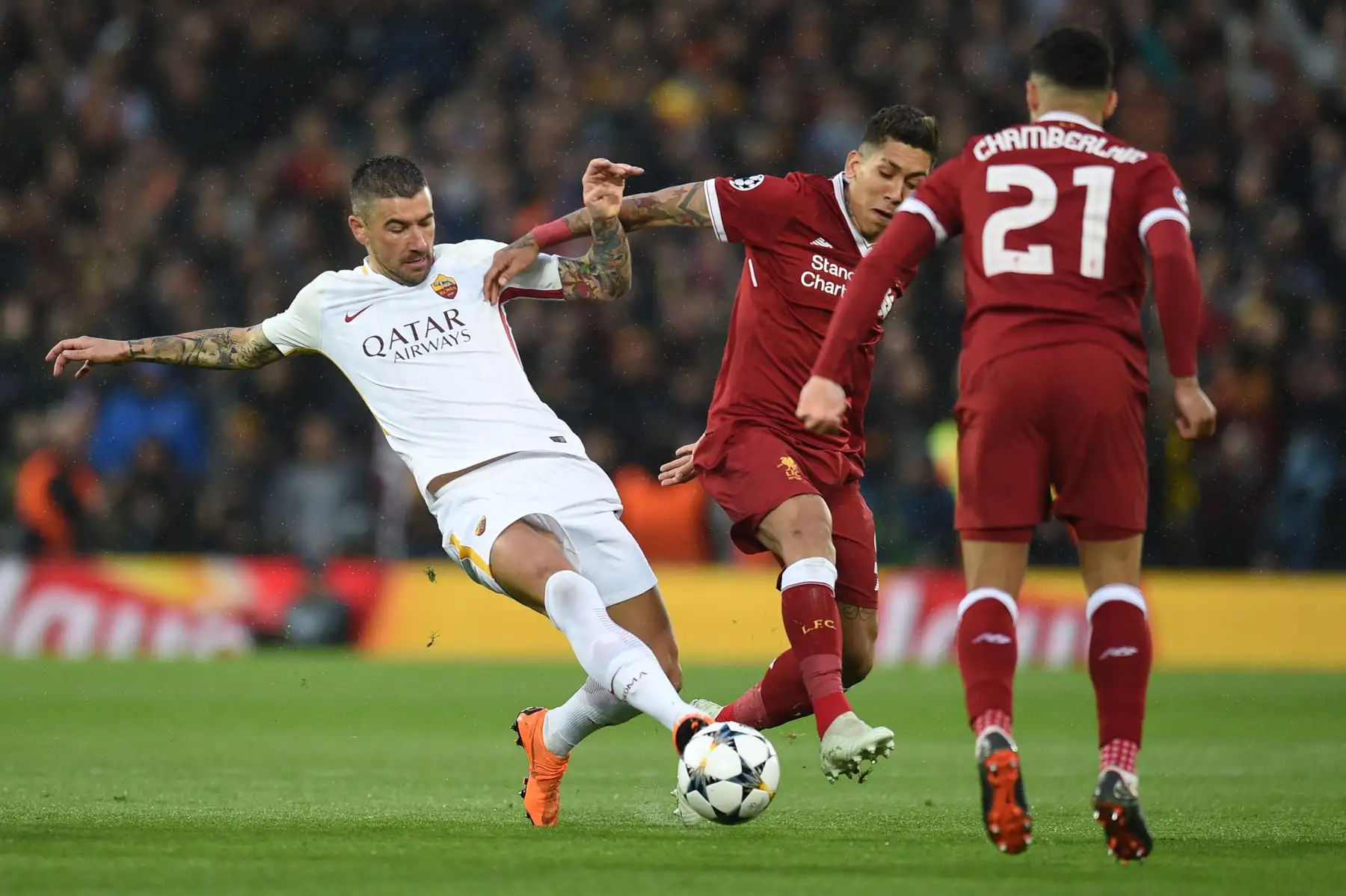 El defensa croata de Roma Aleksandar Kolarov compite con el centrocampista brasileño del Liverpool Roberto Firmino durante el partido de la semifinal de la UEFA Champions League entre Liverpool y Roma. Foto: AFP