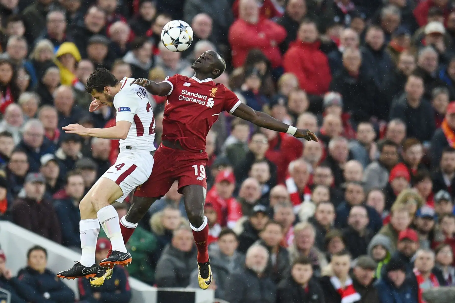 El centrocampista italiano del Roma Alessandro Florenzi se enfrenta al mediocampista senegalés Sadio Mane durante el partido de la semifinal de la UEFA Champions League entre Liverpool y Roma. Foto: AFP