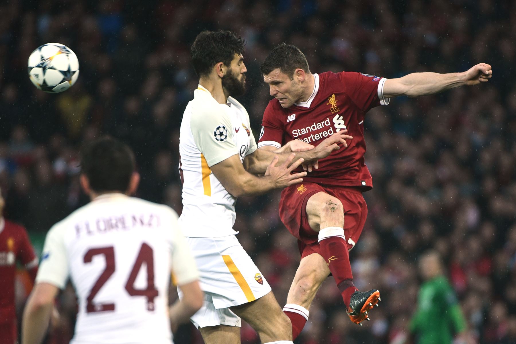 El centrocampista inglés del Liverpool James Milner cabecea  la pelota durante el partido de fútbol de la semifinal de la UEFA Champions League entre Liverpool y Roma. Foto: AFP