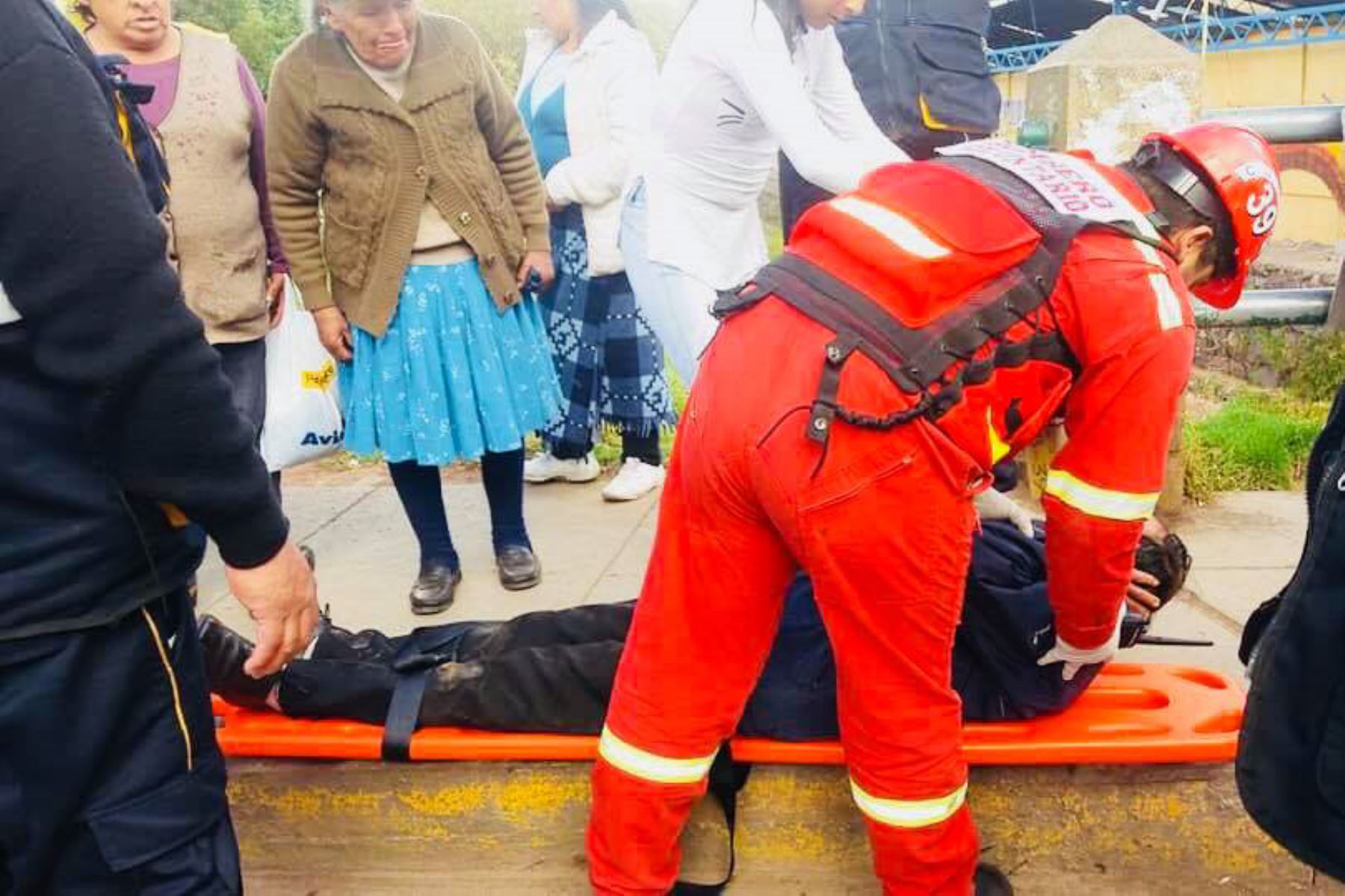Toro suelto en Cusco embiste y deja heridas a ocho personas. ANDINA