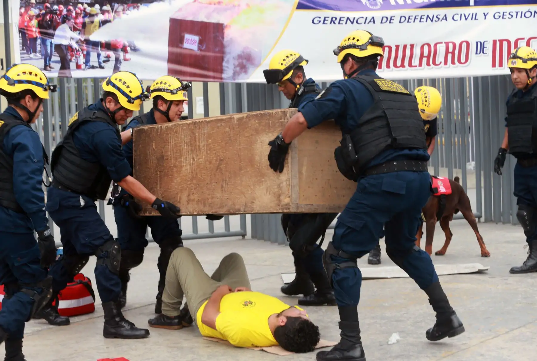 La municipalidad de Lima realizo el "III Simulacro de Prevención  y Lucha contra Incendios " en un sector donde abundan viviendas ,condominios,comercios y centro de estudio de la Urbanización Santa Beatriz, en el Cercado de Lima 
Foto: ANDINA/Norman Córdova