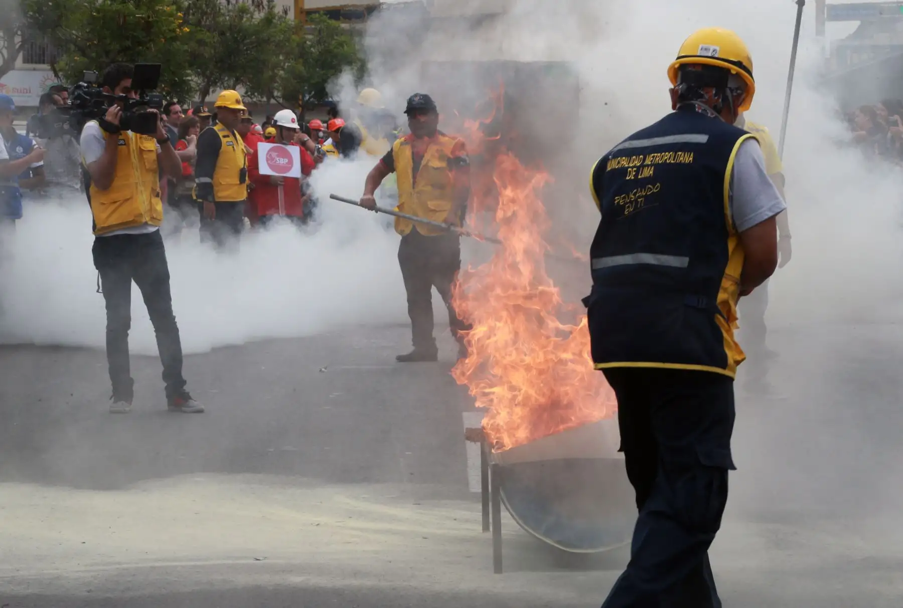 La municipalidad de Lima realizo el "III Simulacro de Prevención  y Lucha contra Incendios " en un sector donde abundan viviendas ,condominios,comercios y centro de estudio de la Urbanización Santa Beatriz, en el Cercado de Lima 
Foto: ANDINA/Norman Córdova