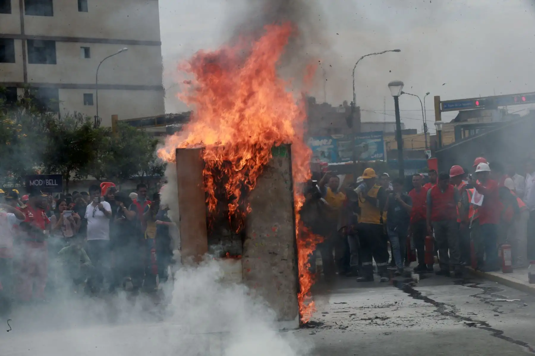 La municipalidad de Lima realizo el "III Simulacro de Prevención  y Lucha contra Incendios " en un sector donde abundan viviendas ,condominios,comercios y centro de estudio de la Urbanización Santa Beatriz, en el Cercado de Lima 
Foto: ANDINA/Norman Córdova