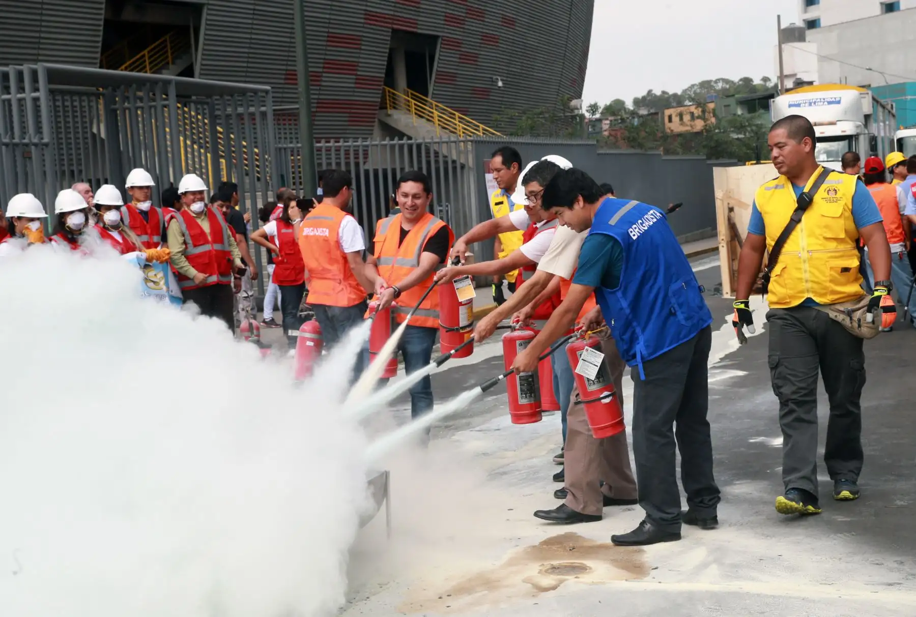 La municipalidad de Lima realizo el "III Simulacro de Prevención  y Lucha contra Incendios " en un sector donde abundan viviendas ,condominios,comercios y centro de estudio de la Urbanización Santa Beatriz, en el Cercado de Lima 
Foto: ANDINA/Norman Córdova
