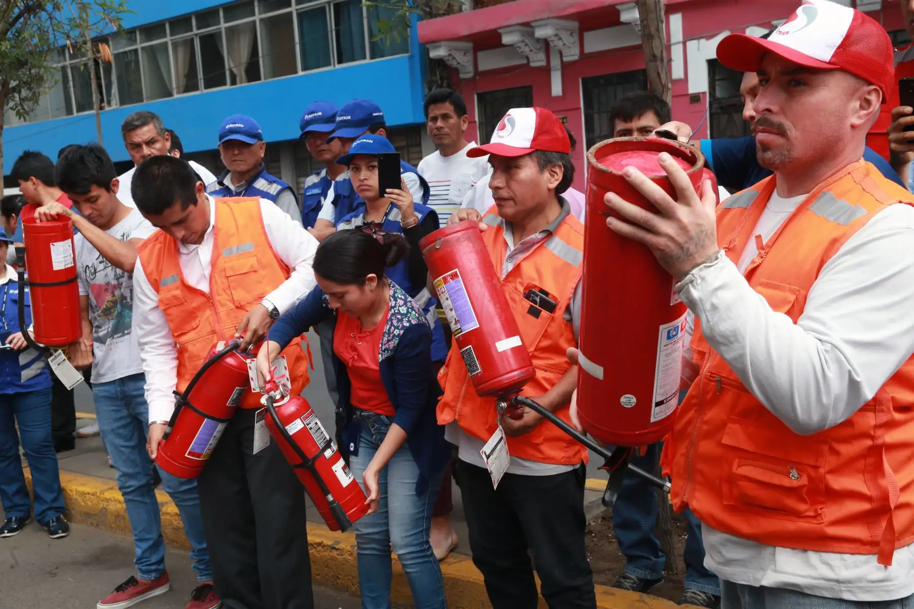 La municipalidad de Lima realizo el "III Simulacro de Prevención  y Lucha contra Incendios " en un sector donde abundan viviendas ,condominios,comercios y centro de estudio de la Urbanización Santa Beatriz, en el Cercado de Lima 
Foto: ANDINA/Norman Córdova