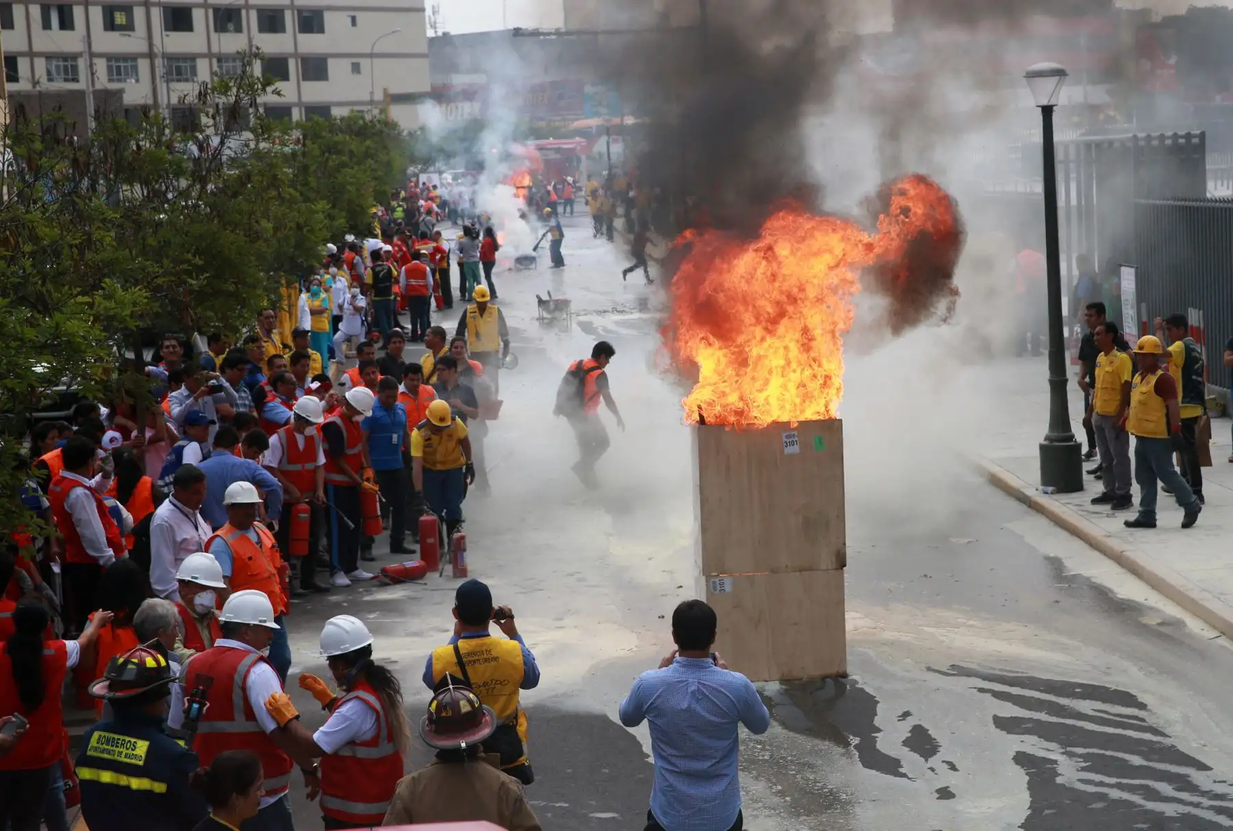 La municipalidad de Lima realizo el "III Simulacro de Prevención  y Lucha contra Incendios " en un sector donde abundan viviendas ,condominios,comercios y centro de estudio de la Urbanización Santa Beatriz, en el Cercado de Lima 
Foto: ANDINA/Norman Córdova