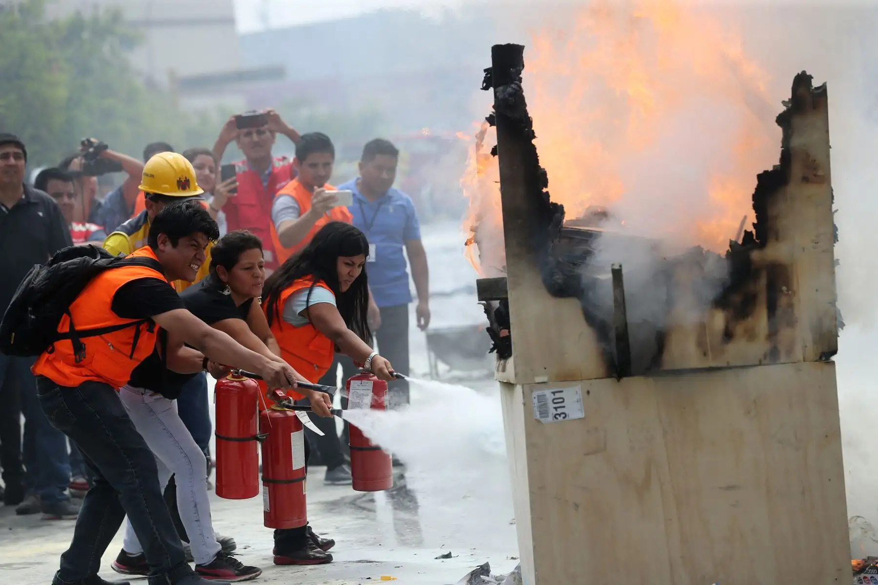 La municipalidad de Lima realizo el "III Simulacro de Prevención  y Lucha contra Incendios " en un sector donde abundan viviendas ,condominios,comercios y centro de estudio de la Urbanización Santa Beatriz, en el Cercado de Lima 
Foto: ANDINA/Norman Córdova