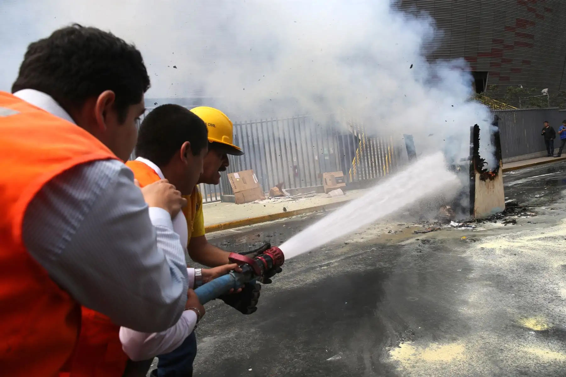 La municipalidad de Lima realizo el "III Simulacro de Prevención  y Lucha contra Incendios " en un sector donde abundan viviendas ,condominios,comercios y centro de estudio de la Urbanización Santa Beatriz, en el Cercado de Lima 
Foto: ANDINA/Norman Córdova