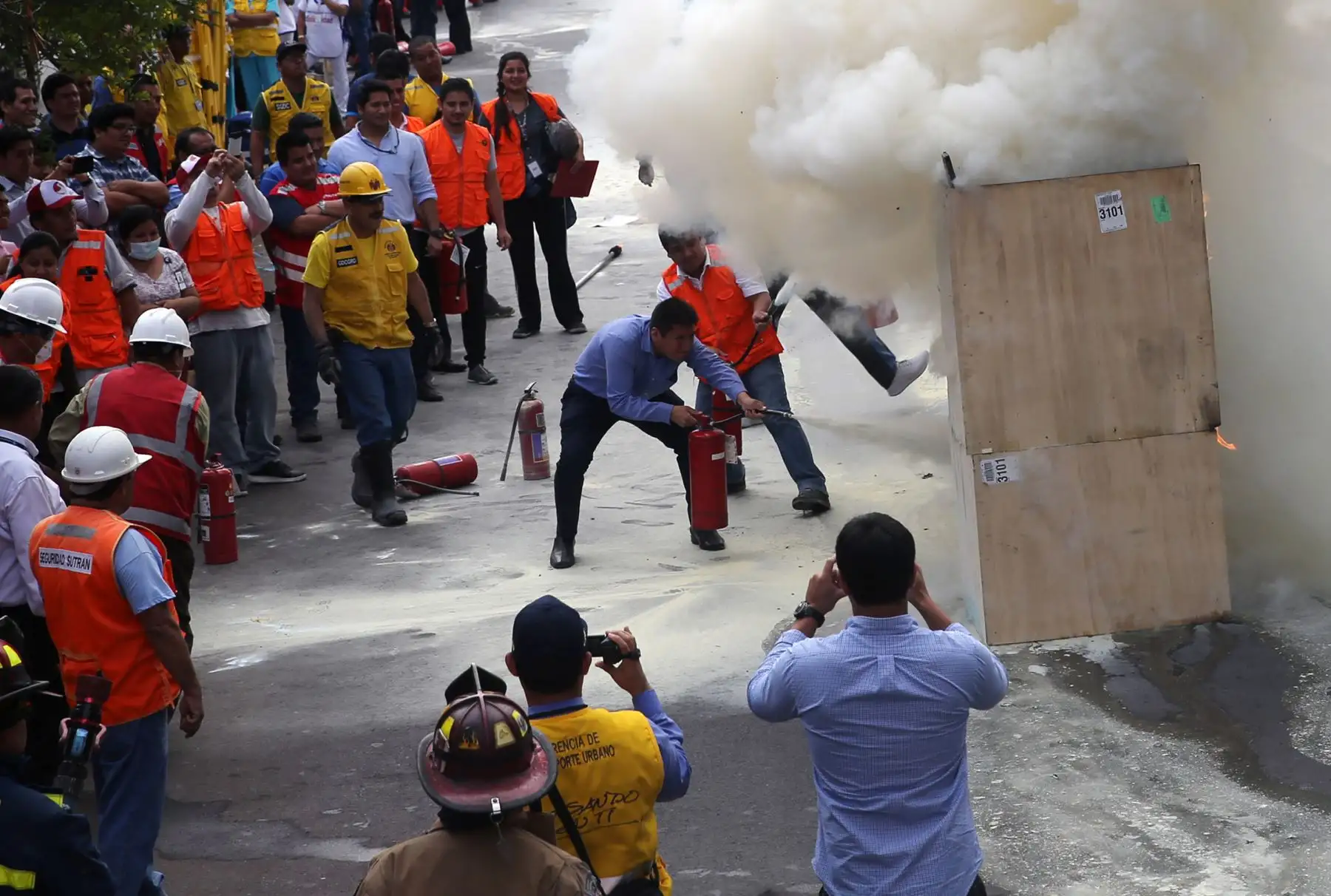 La municipalidad de Lima realizo el "III Simulacro de Prevención  y Lucha contra Incendios " en un sector donde abundan viviendas ,condominios,comercios y centro de estudio de la Urbanización Santa Beatriz, en el Cercado de Lima 
Foto: ANDINA/Norman Córdova