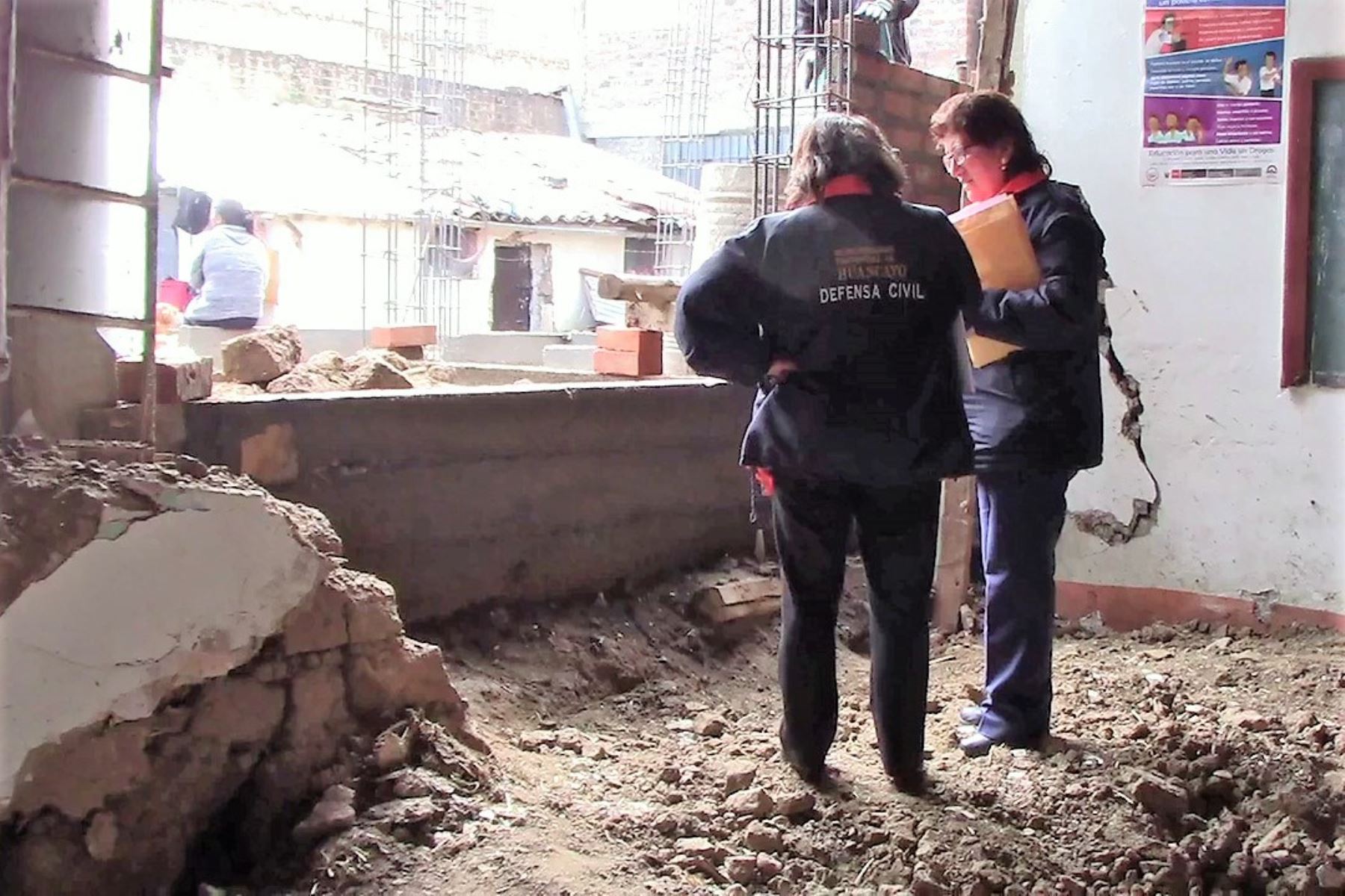 Escolares se salvan de ser aplastados por colapso de pared de colegio en Huancayo. ANDINA/Pedro Tinoco