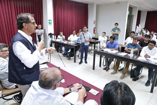 Ministro Francisco Ísmodes se reunió con gremios pesqueros.