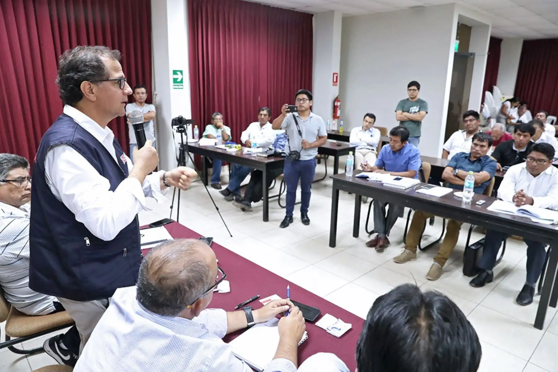 Ministro Francisco Ísmodes se reunió con gremios pesqueros.