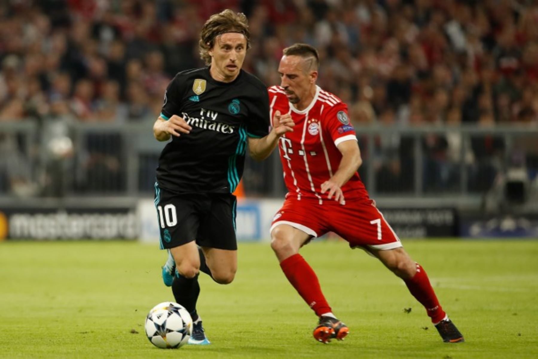 El croata del Real Madrid Luka Modric y el francés del Bayern Munich Franck Ribery compiten por el balón durante el partido de ida de la semifinal de la UEFA Champions League FC Bayern Munich - Real Madrid CF.Foto:AFO