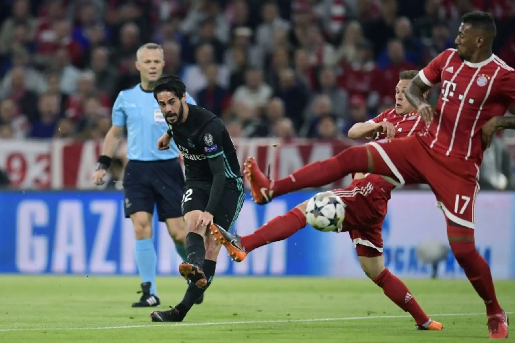 El centrocampista español del Real Madrid Isco compite con el chileno del Bayern Arturo Vidal y el defensa alemán del Bayern Munich Jerome Boateng durante el partido de ida de la UEFA Champions.Foto:AFP