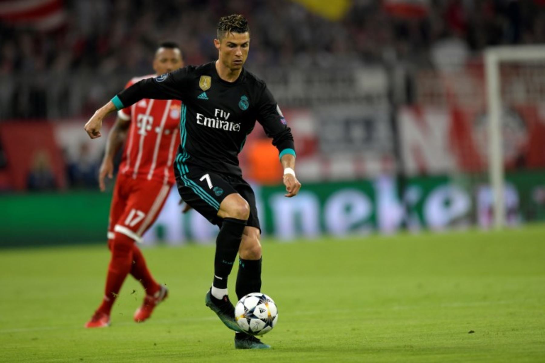 Cristiano Ronaldo, corre con la pelota durante el partido de ida de la semifinal de la UEFA Champions League FC Bayern Munich - Real Madrid CF en Múnich.Foto:AFP
