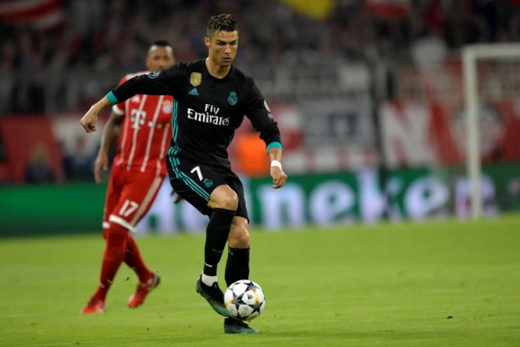 Cristiano Ronaldo, corre con la pelota durante el partido de ida de la semifinal de la UEFA Champions League FC Bayern Munich - Real Madrid CF en Múnich.Foto:AFP