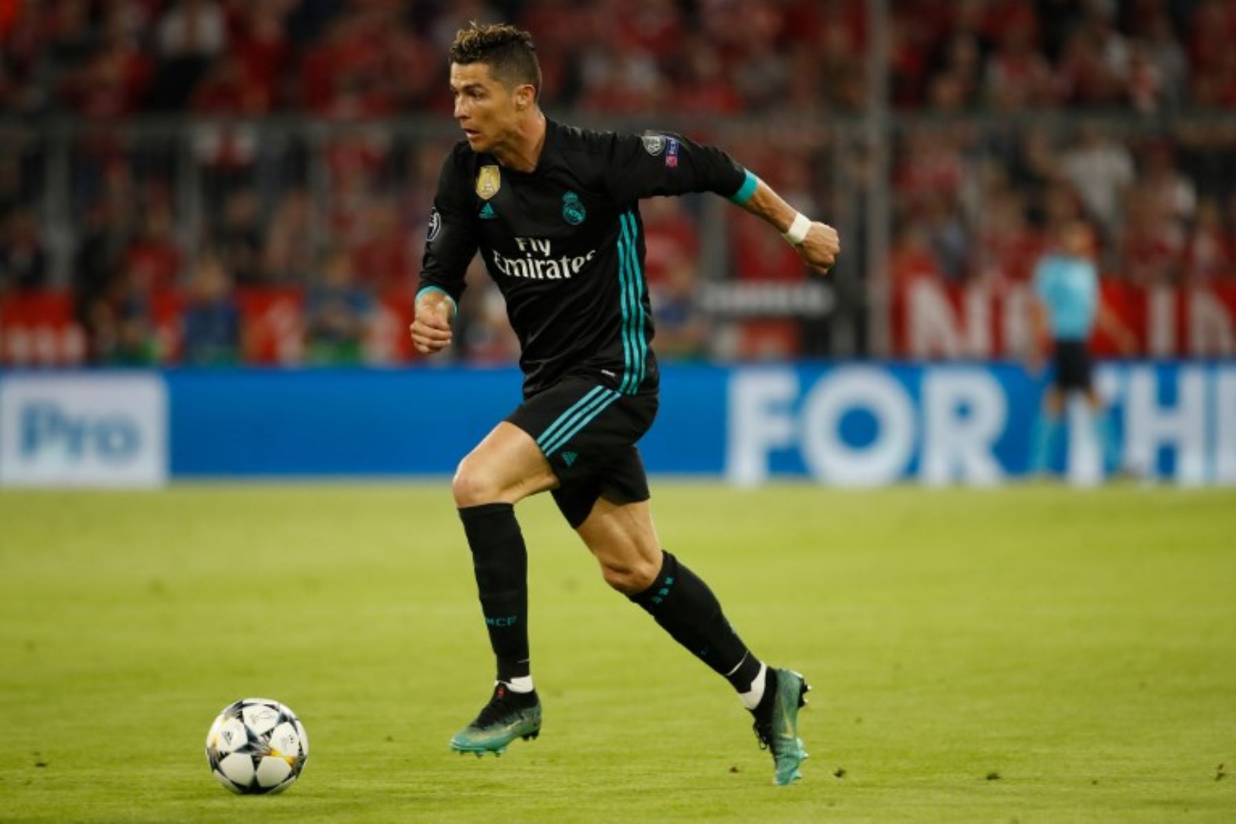 Cristiano Ronaldo, corre con la pelota durante el partido de ida de la semifinal de la UEFA Champions League FC Bayern Munich - Real Madrid CF en Múnich.Foto:AFP