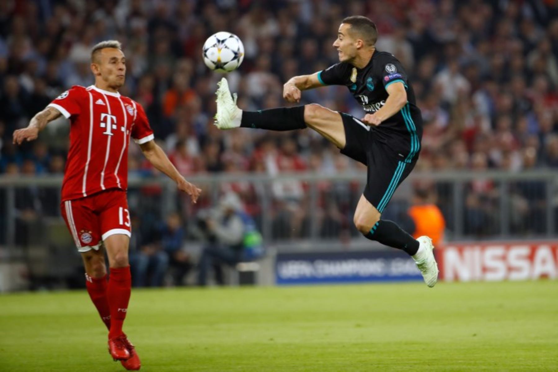 El brasileño del Bayern Munich Rafinha y el español del Real Madrid Lucas Vázquez compiten por el balón durante el partido de ida de semifinales de la UEFA Champions League.Foto:AFP
