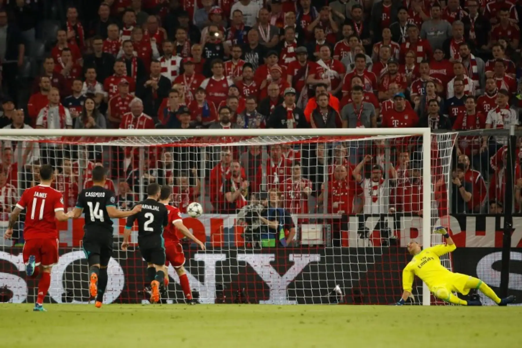 El portero del Real Madrid Keylor Navas no puede detener al alemán del Bayern Joshua Kimmich, durante el partido de ida de la semifinal de la UEFA Champions League.Foto:AFP