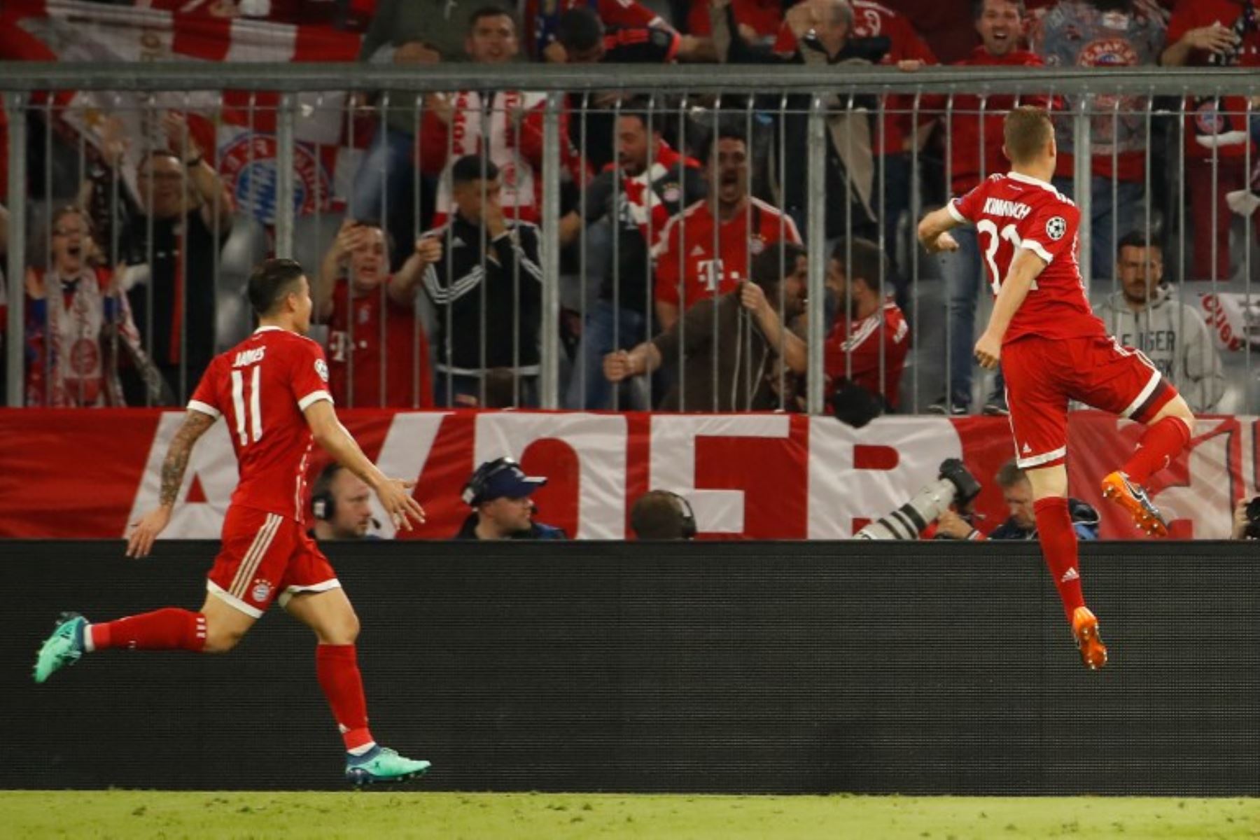 El centrocampista alemán del Bayern Munich Joshua Kimmich celebra el gol de apertura durante el partido de ida de la semifinal de la UEFA Champions League.Foto:AFP
