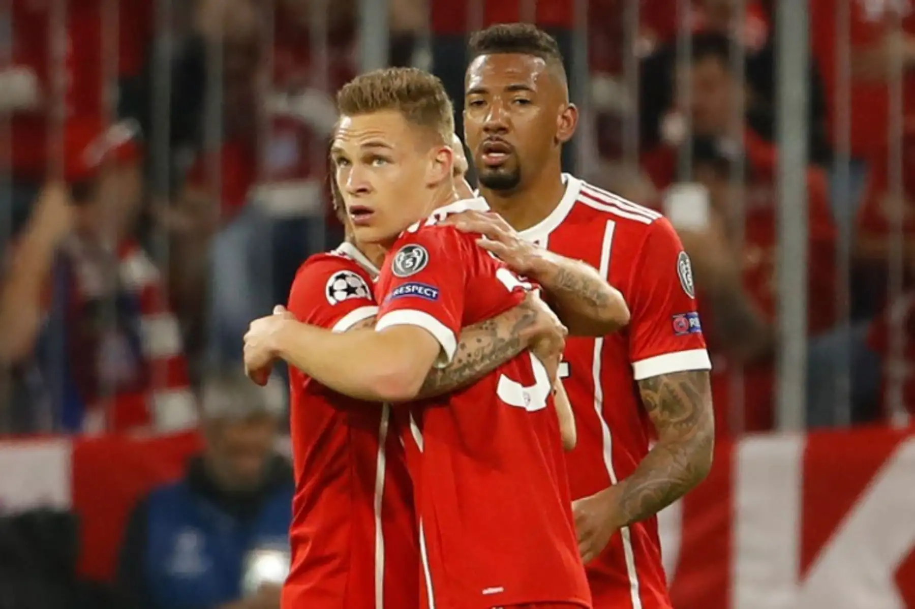 El centrocampista alemán del Bayern Munich Joshua Kimmich celebra el gol de apertura durante el partido de ida de la semifinal de la UEFA Champions League.Foto:AFP