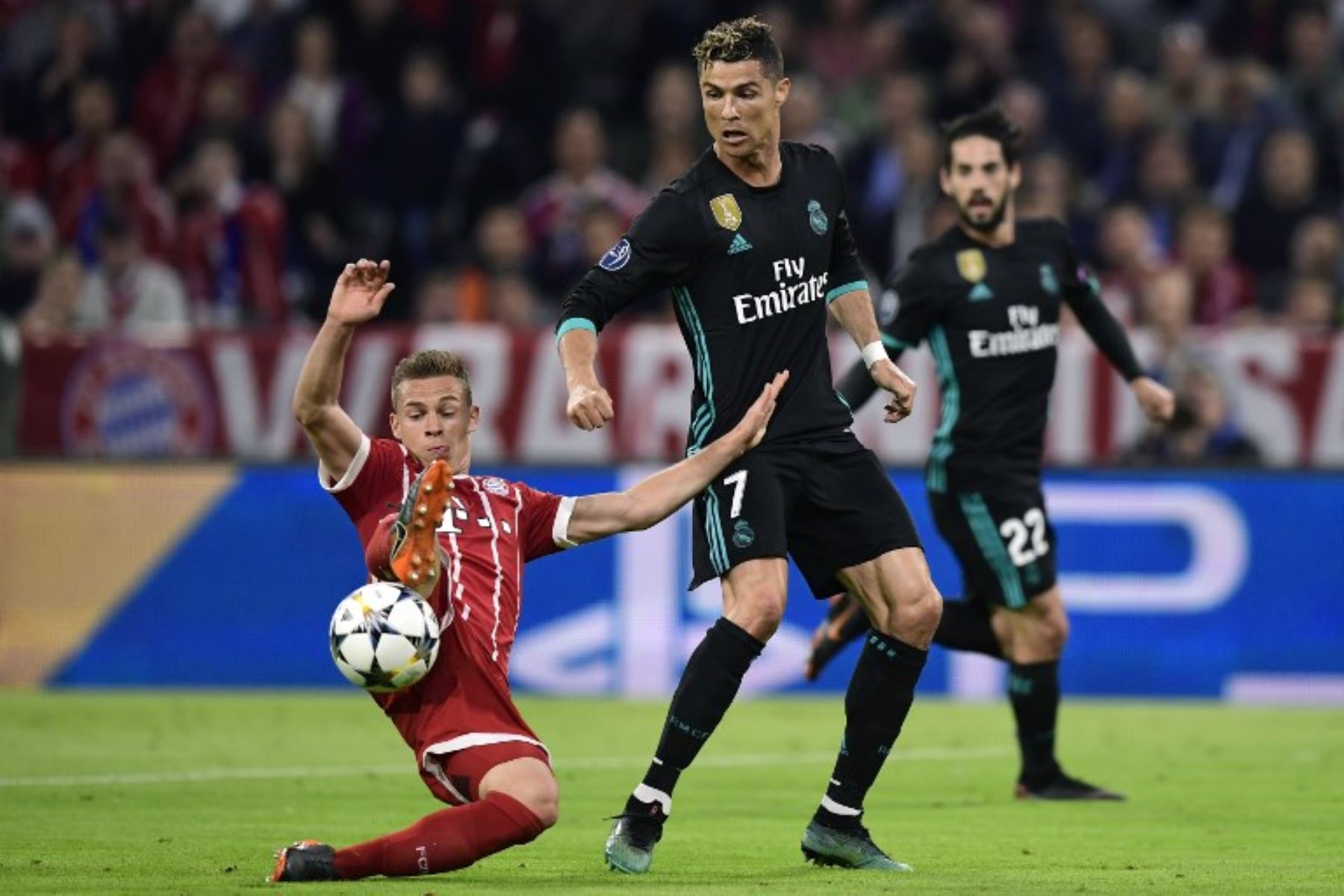 El alemán del Bayern Munich Joshua Kimmich compite con el delantero del Real Madrid Cristiano Ronaldo durante el partido de ida de semifinales de la UEFA Champions League.Foto:AFP