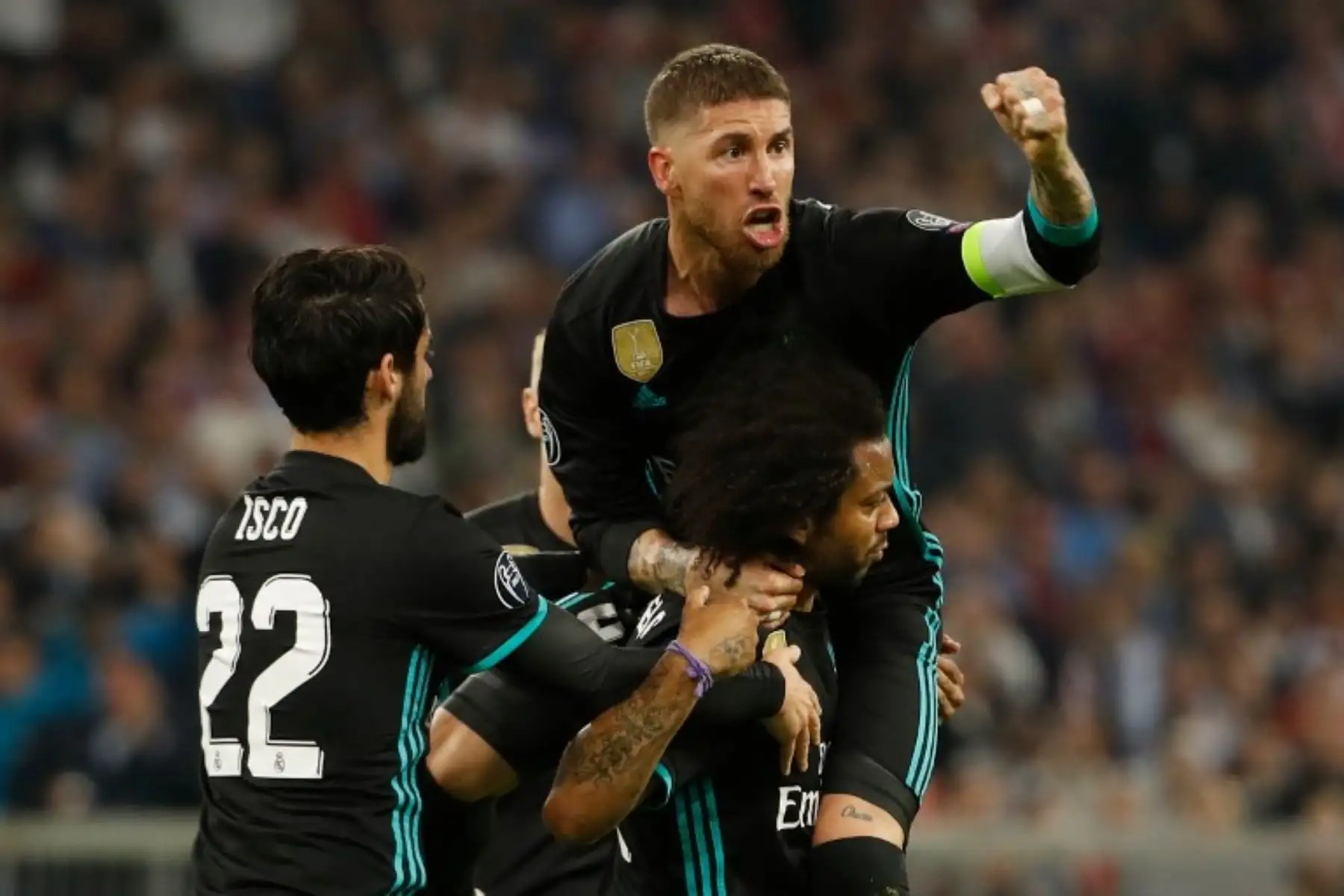 El brasileño del Real Madrid Marcelo celebra la anotación con el compañero Isma y el defensa español del Real Madrid Sergio Ramos durante el partido de la semifinal de la UEFA Champions League FC Bayern Munich - Real Madrid CF.Foto:AFP