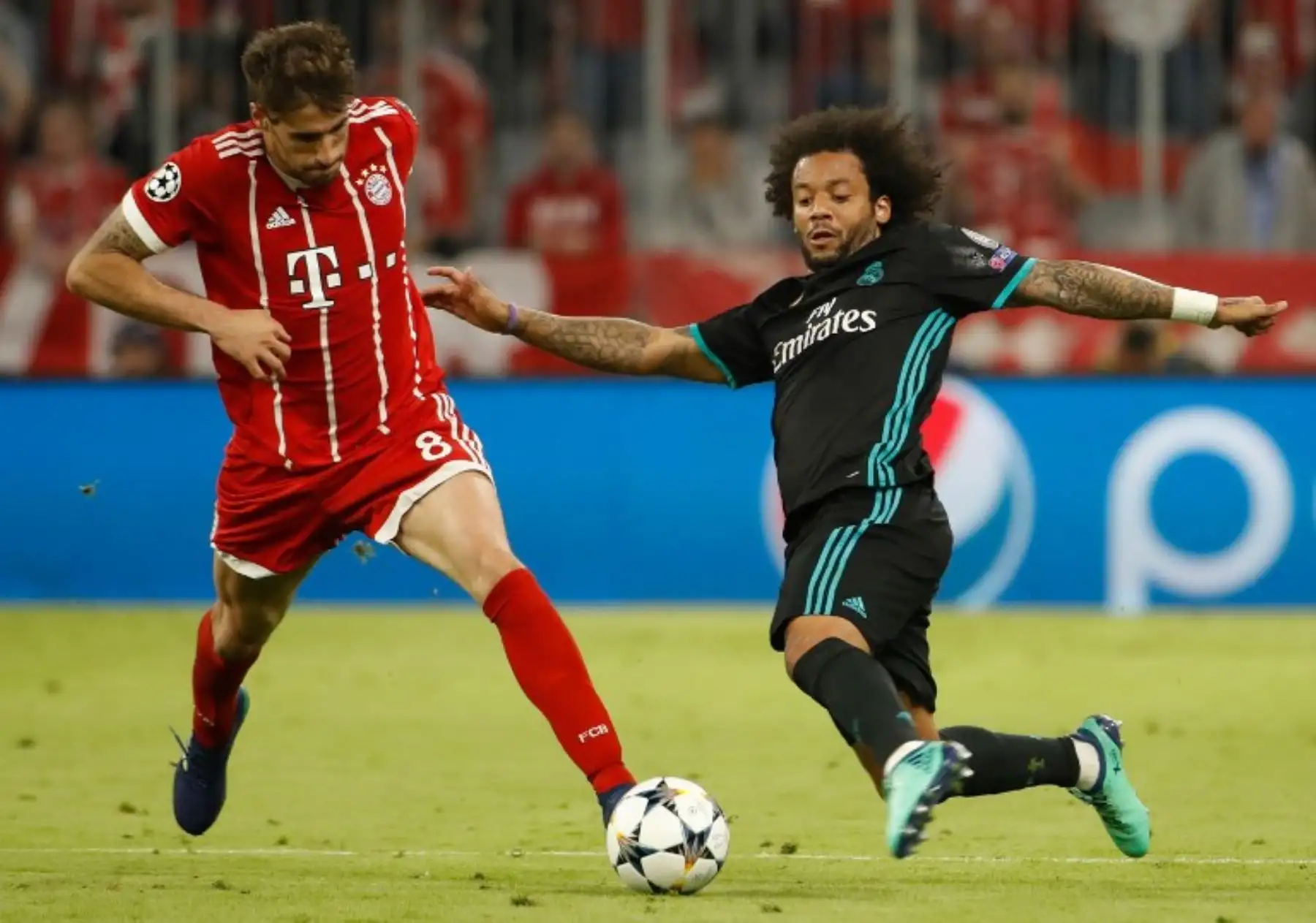 El defensa brasileño del Real Madrid Marcelo y el centrocampista español del Bayern Munich Javier Martínez compiten por el balón durante el partido de la semifinal de la UEFA Champions League.Foto:AFP
