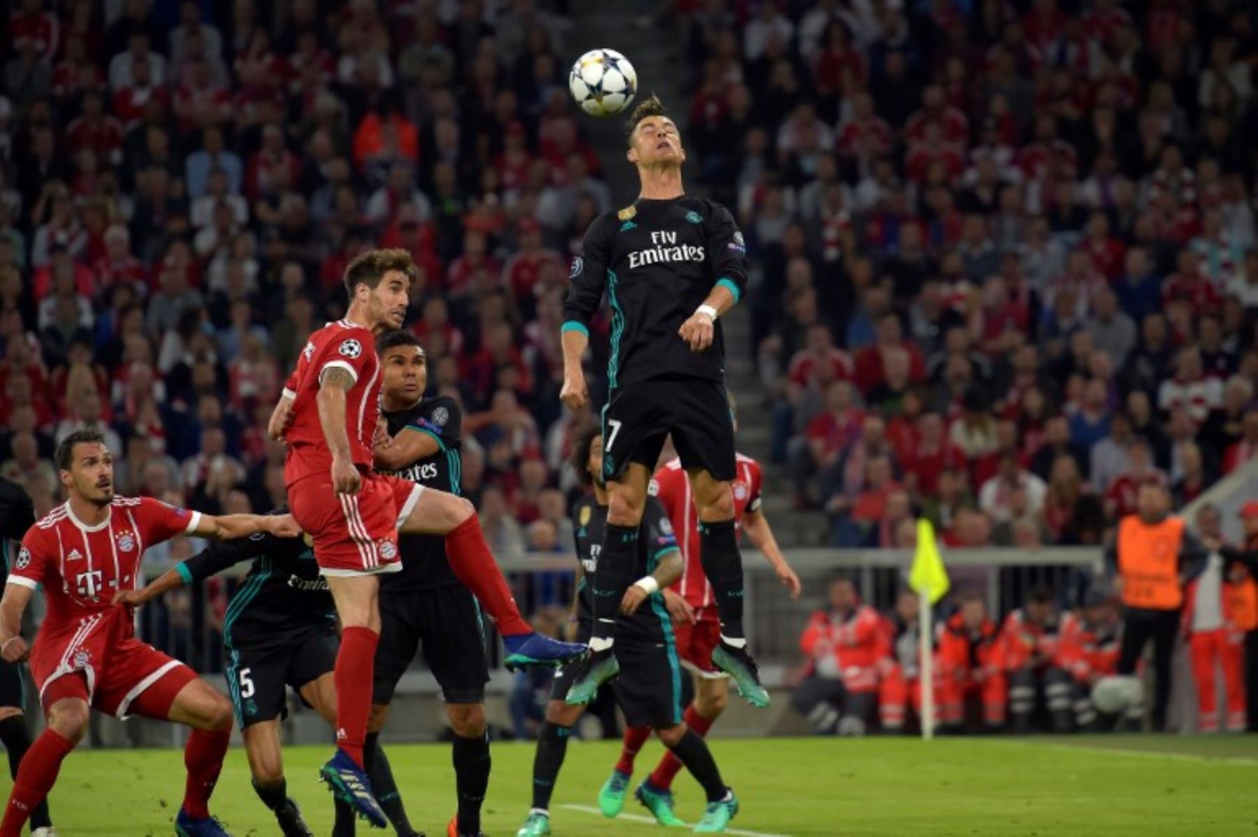 Cristiano Ronaldo, encabeza la pelota durante el partido de ida de la semifinal de la UEFA Champions League FC Bayern Munich - Real Madrid CF en Munich.Foto:AFP