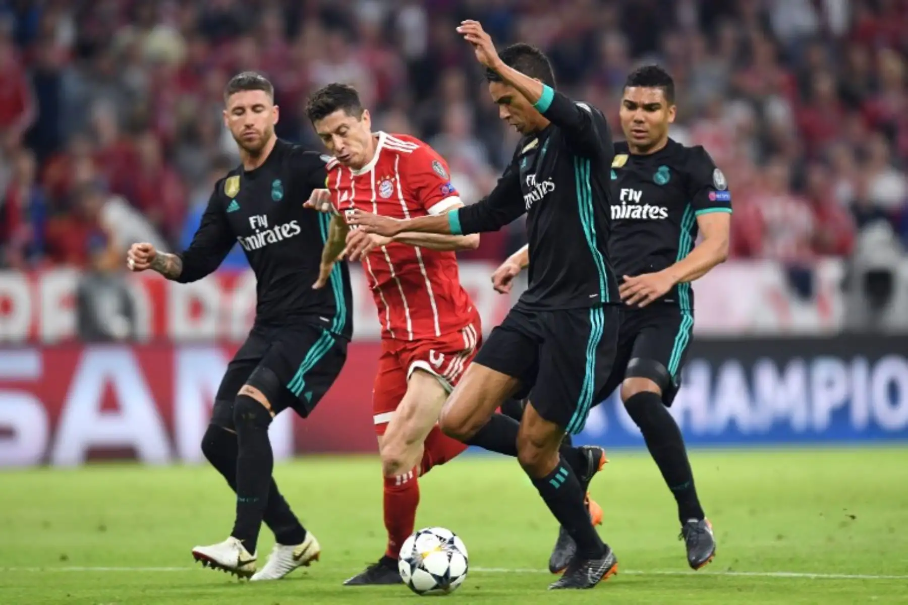 El defensa español del Real Madrid Sergio Ramos, el defensor  del Real Madrid Raphael Varane  y el brasileño del Real Madrid Casemiro durante el partido de la semifinal de la UEFA Champions League.Foto:AFP