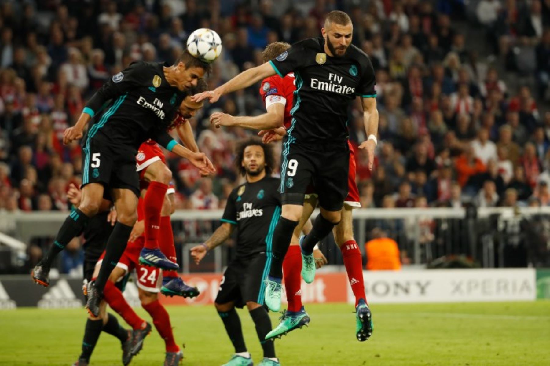 El defensa francés del Real Madrid Raphael Varane  encabeza la pelota durante el partido de ida de la semifinal de la UEFA Champions League.Foto:AFP