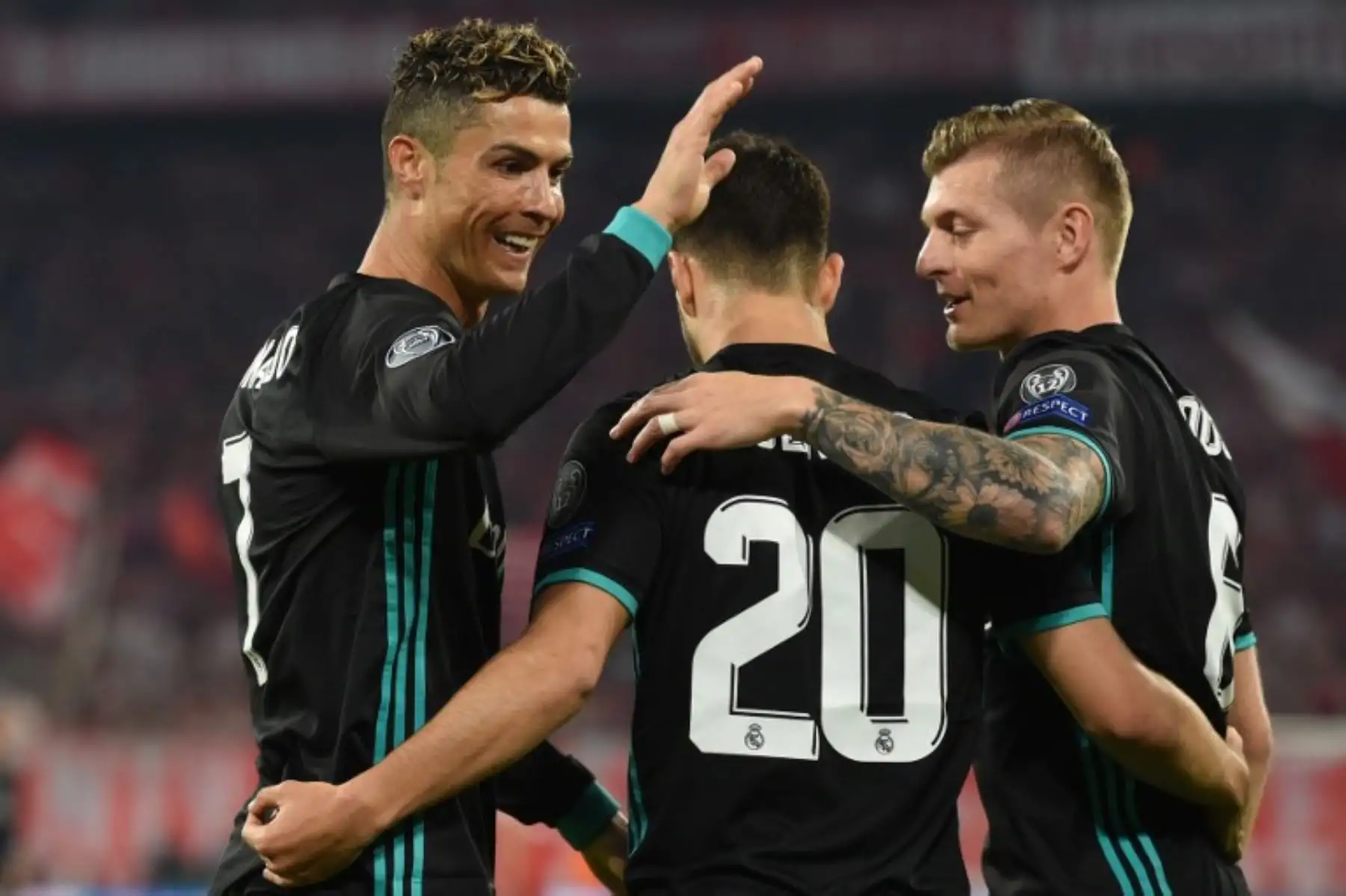 El español del Real Madrid Marco Asensio celebra con el delantero portugués del Real Madrid Cristiano Ronaldo y el alemán del Real Madrid Toni Kroos después de anotar un gol durante el partido de la semifinal de la UEFA Champions League.Foto:AFP