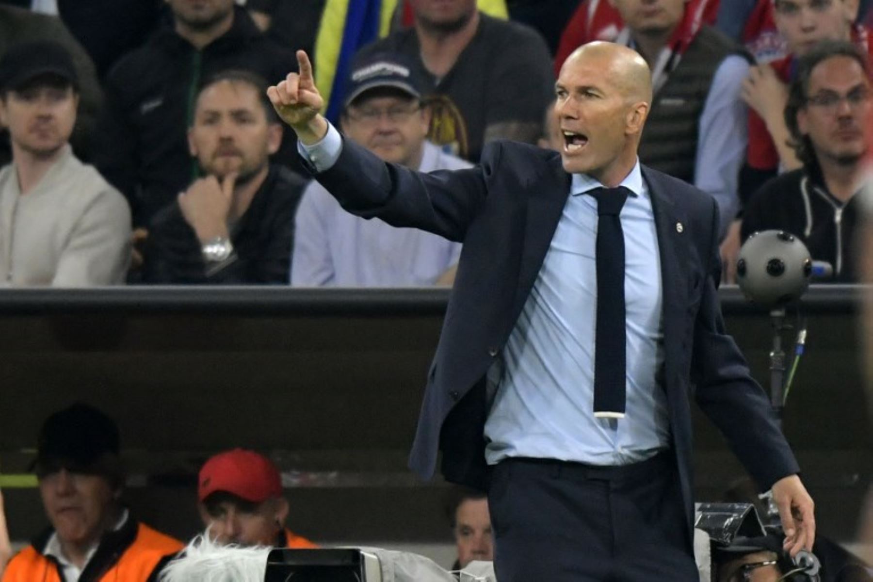 El entrenador francés del Real Madrid, Zinedine Zidane, hace un gesto a sus jugadores durante el partido de ida de la semifinal de la UEFA Champions League.Foto:AFP