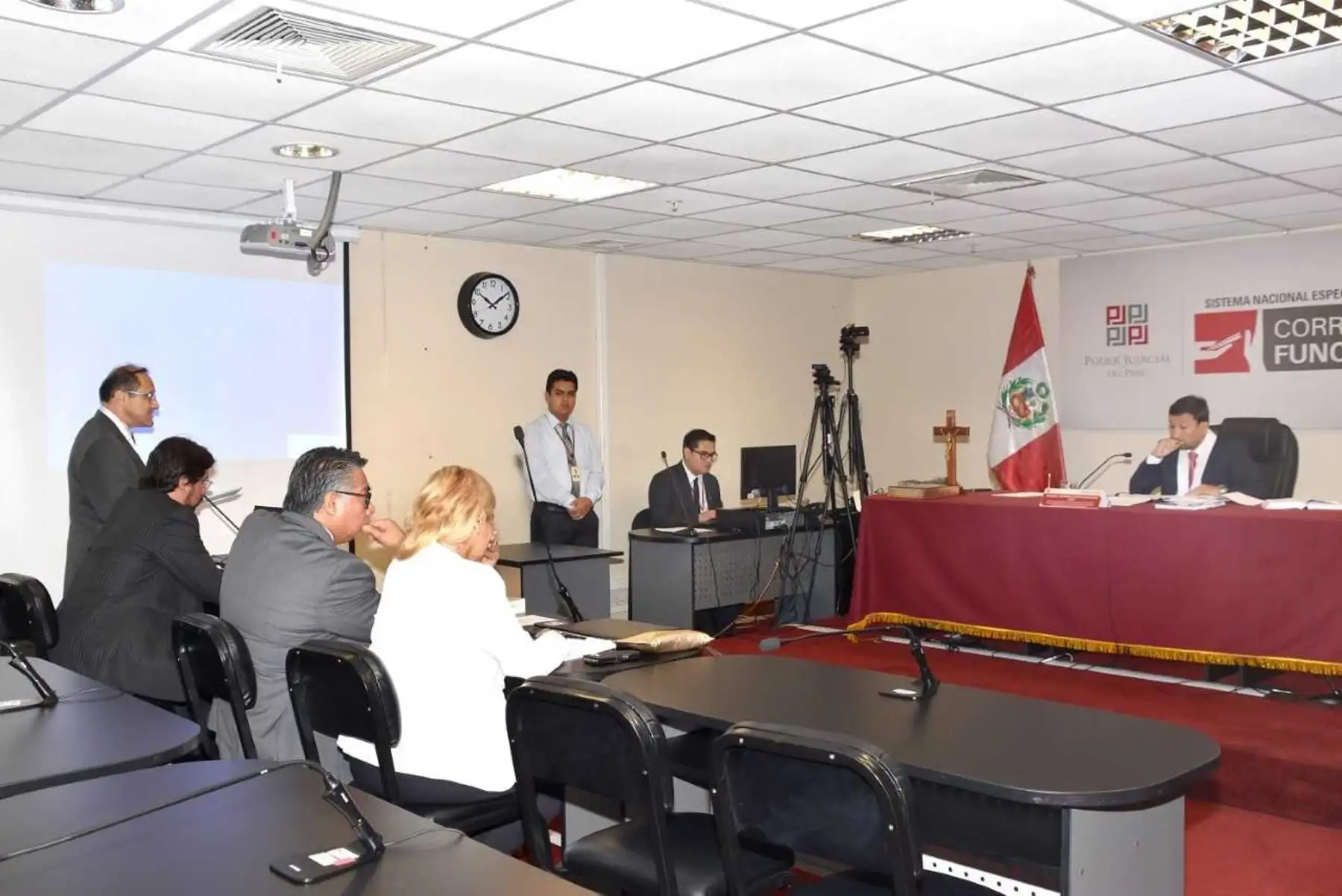 Juzgado escucha alegatos del fiscal Hamiltón Castro y de César Nakasaki, abogado del expresidente Kuczynski, por incautación de documentos referidos al indulto de Alberto Fujimori.