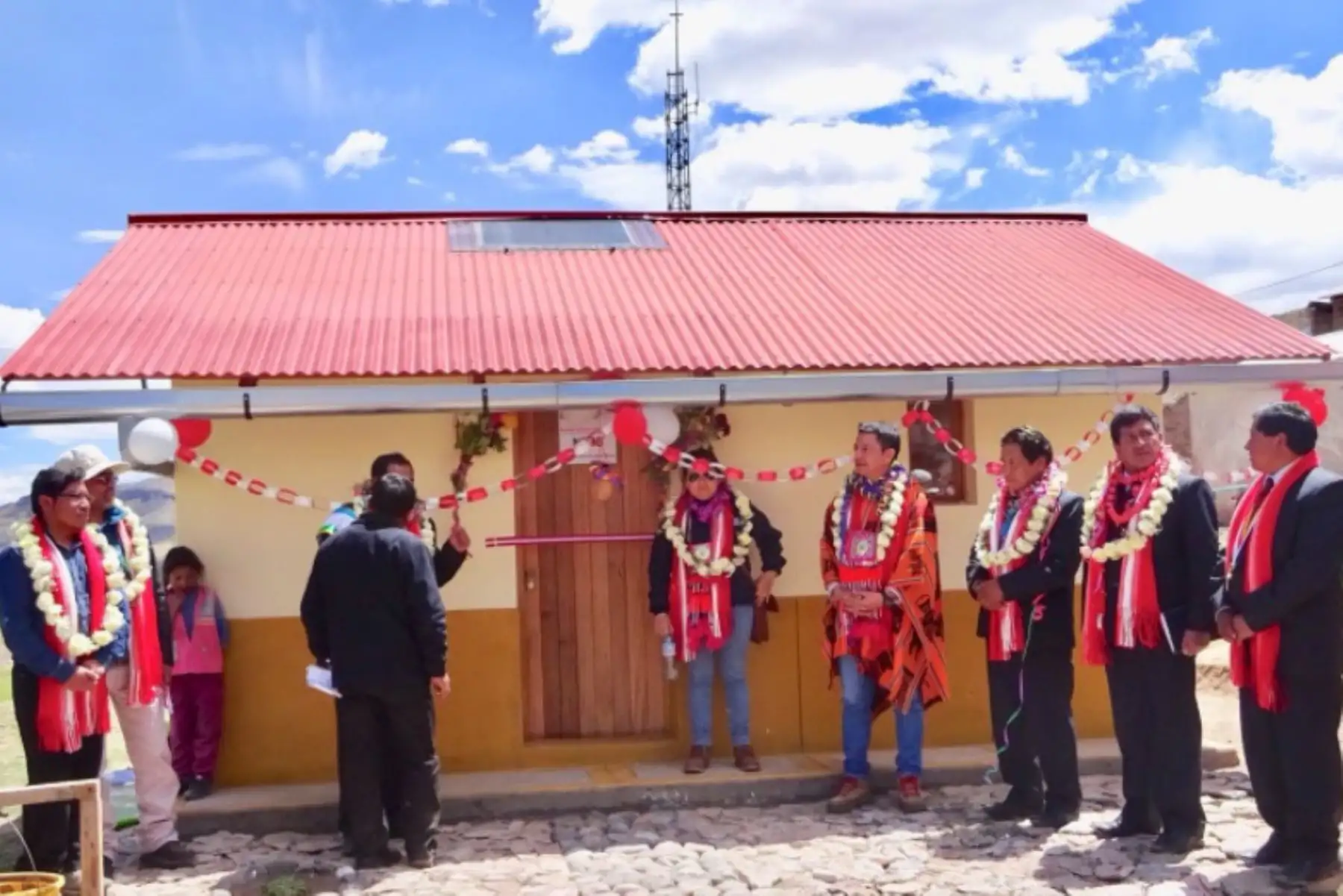 El Ministerio de Vivienda, Construcción y Saneamiento invertirá más de 26 millones de soles en la construcción de viviendas rurales en beneficio de 1,034 familias en situación de pobreza y pobreza extrema de los centros poblados rurales en cinco regiones del país.