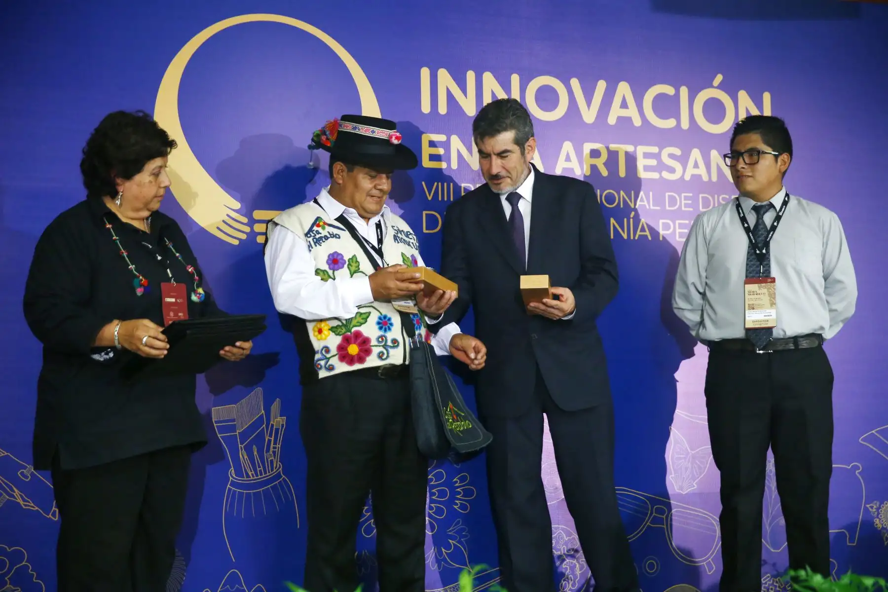 Ministro de Comercio Exterior y Turismo, Roger Valencia durante al premiación Innovación en la Artesanía. Foto: ANDINA/Melina Mejía