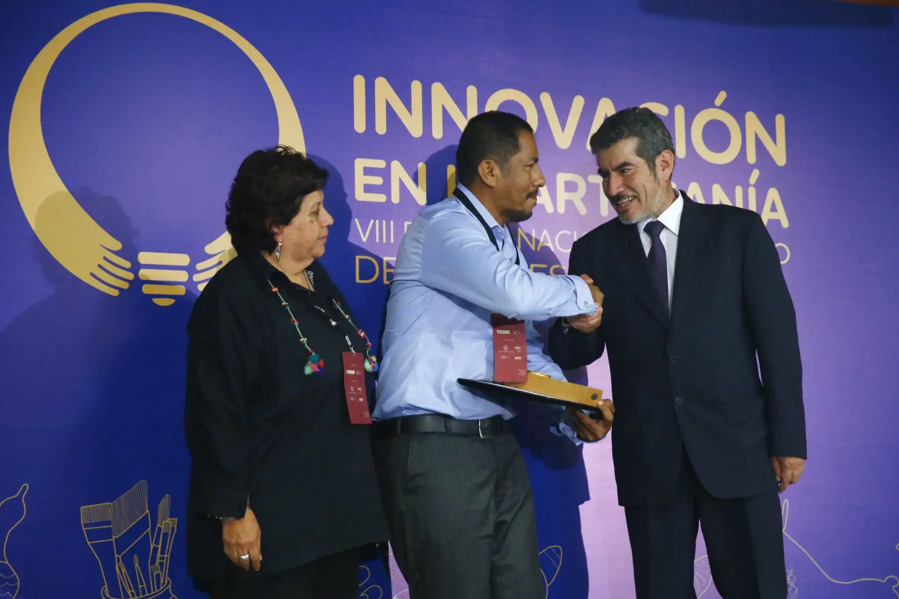 Ministro de Comercio Exterior y Turismo, Roger Valencia durante al premiación Innovación en la Artesanía. Foto: ANDINA/Melina Mejía