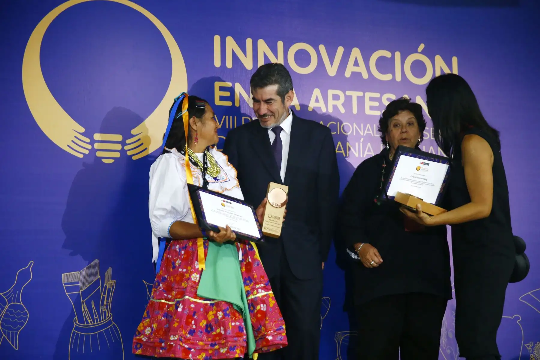 Ministro de Comercio Exterior y Turismo, Roger Valencia durante al premiación Innovación en la Artesanía. Foto: ANDINA/Melina Mejía