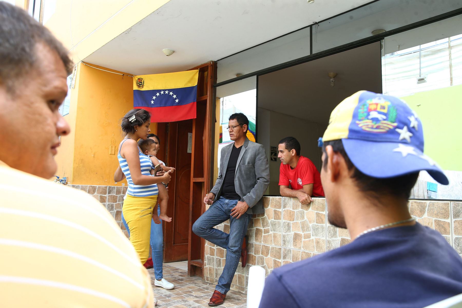 Exhortan a ser solidarios y hacer empatía con venezolanos que llegan a Perú porque en su país hay crisis social y política. EFE