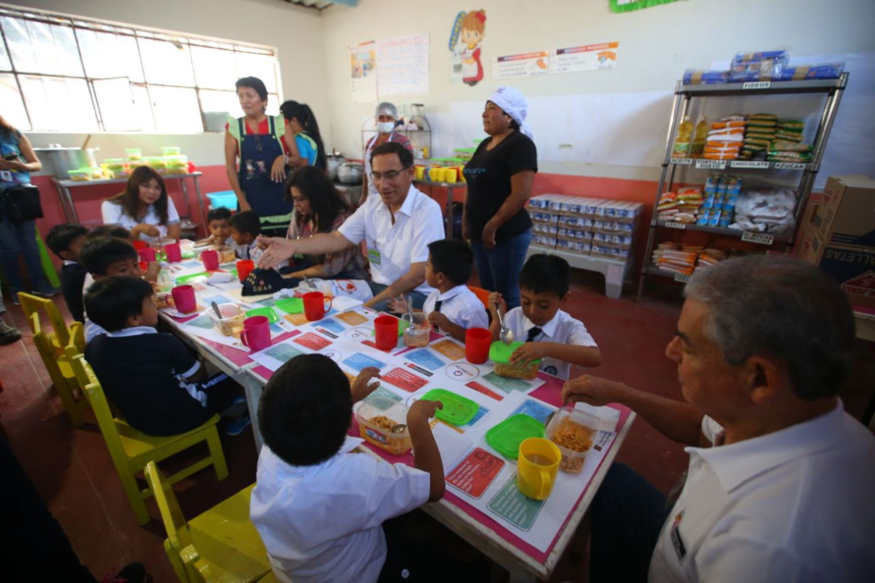 Presidente Martín Vizcarra encabezó comitiva que visitó diversos colegios de Lambayeque afectados por el Fenómeno El Niño costero. ANDINA/Difusión