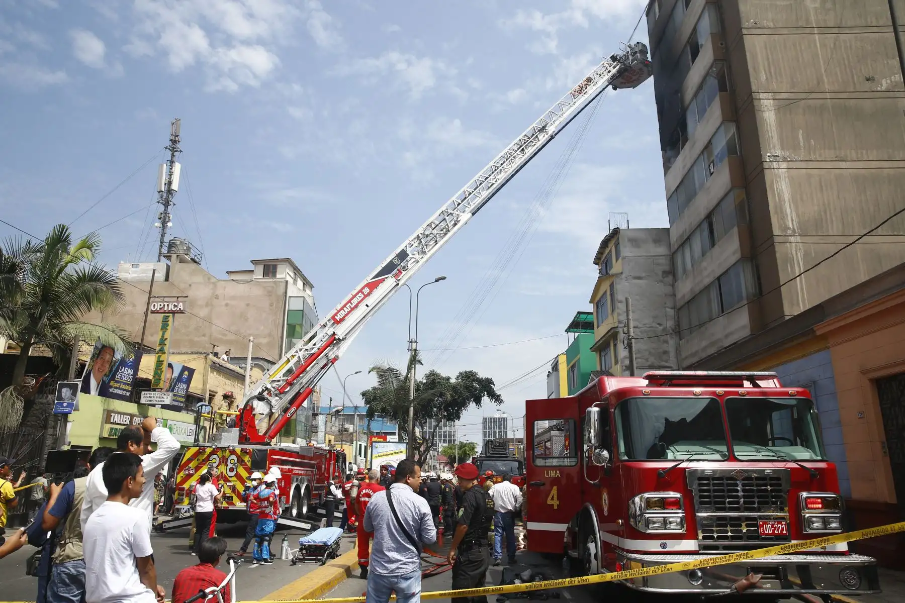 Bomberos logran controlar el fuego en edificio de Lince. Foto: ANDINA/Melina Mejía.